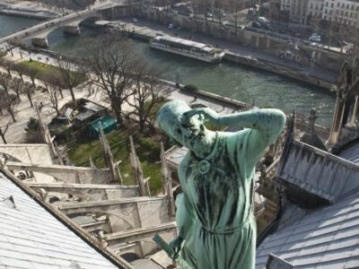 TOURS DE NOTRE-DAME DE PARIS : MAIS OU SONT PASSES LES POSTES ?